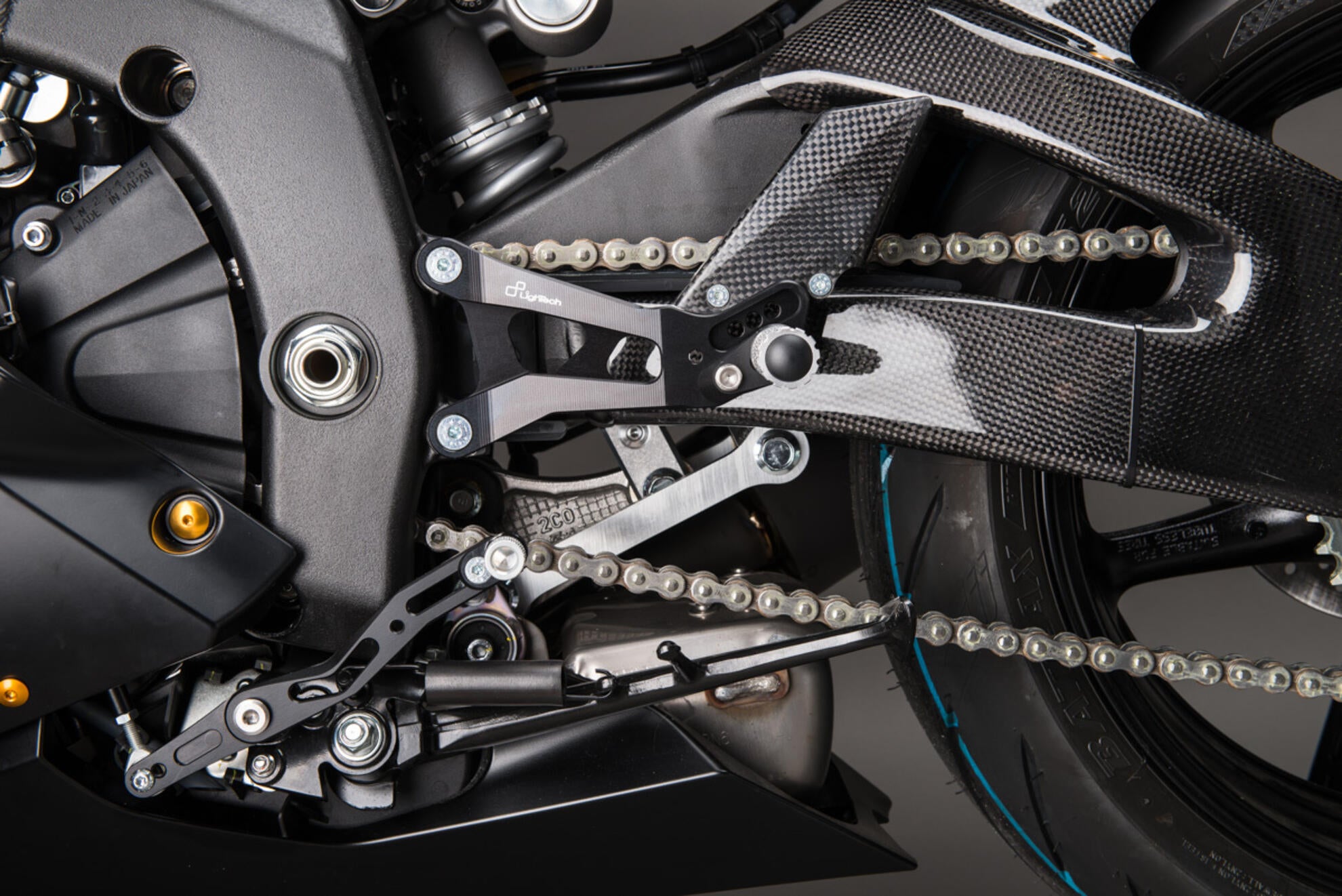 Cubierta de basculante de carbono LighTech Yamaha YZF-R6 RJ27 (17-25) CARY9961 